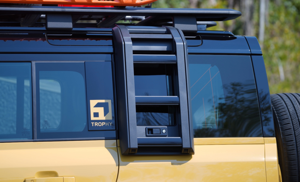 Land Rover Defender Trophy sắp về Việt Nam: SUV off-road hạng sang giá 7,489 tỷ đồng