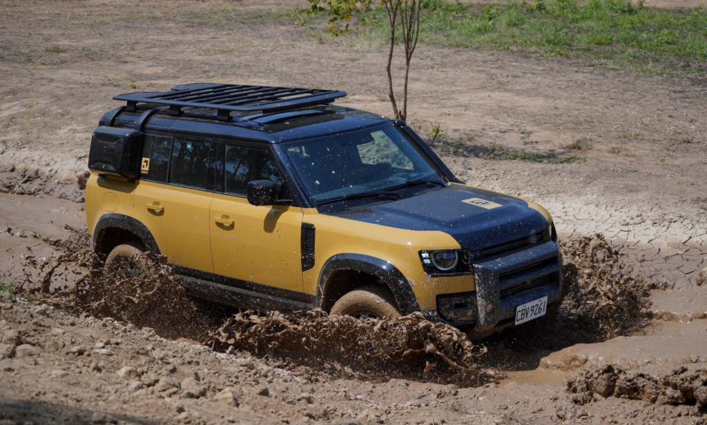 Land Rover Defender Trophy sắp về Việt Nam: SUV off-road hạng sang giá 7,489 tỷ đồng