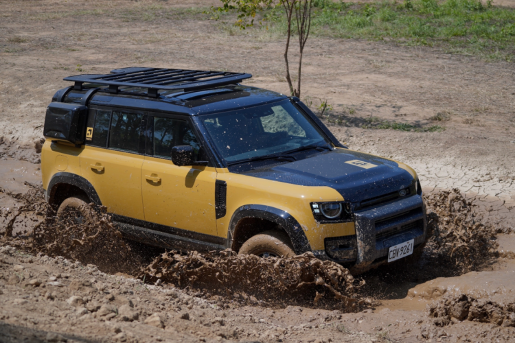 Land Rover Defender Trophy sắp về Việt Nam: SUV off-road hạng sang giá 7,489 tỷ đồng