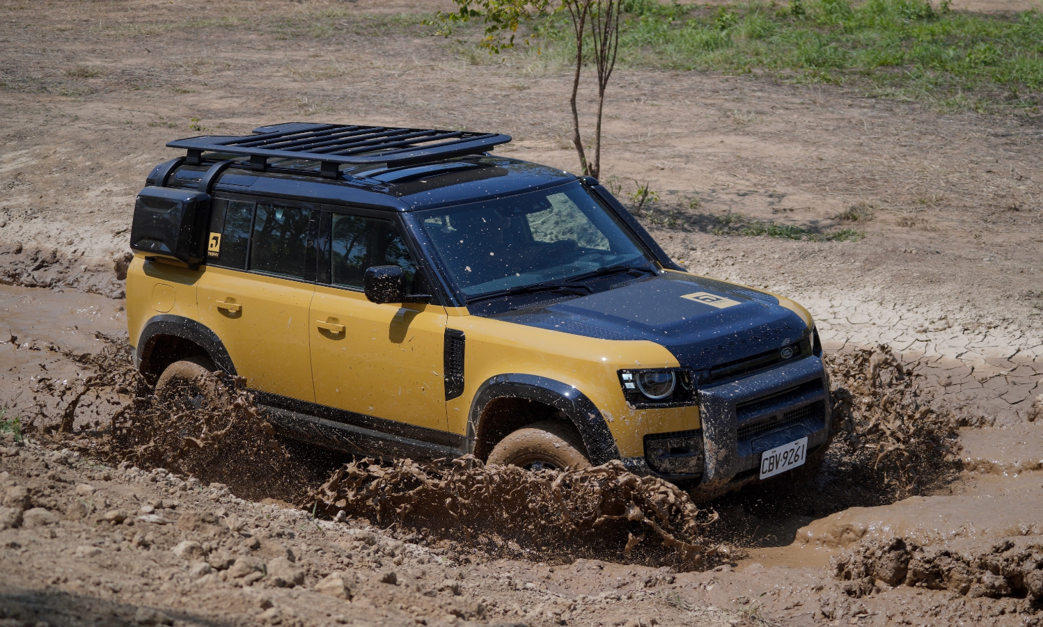 Land Rover Defender Trophy sắp về Việt Nam: SUV off-road hạng sang giá 7,489 tỷ đồng