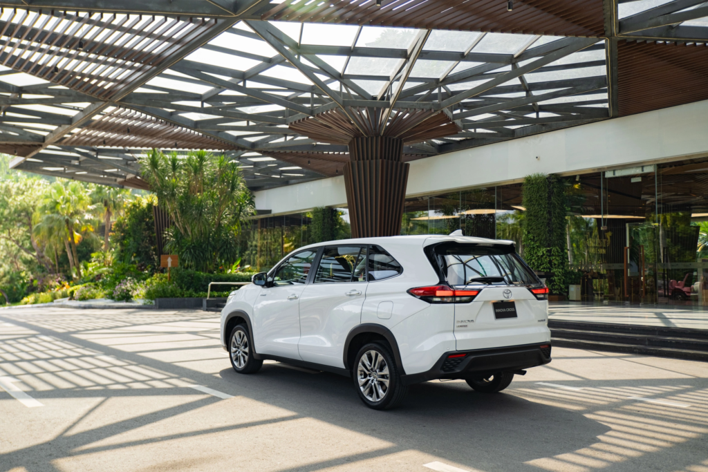 Toyota Innova Cross 2026: Giá lăn bánh mới nhất và đánh giá chi tiết mẫu MPV hybrid đáng mua