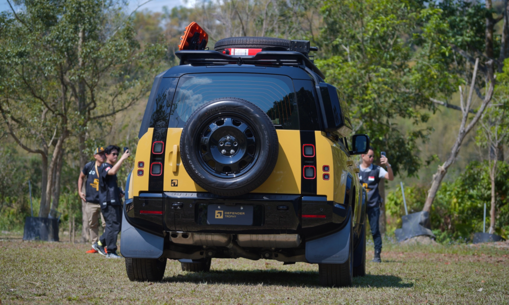 Land Rover Defender Trophy sắp về Việt Nam: SUV off-road hạng sang giá 7,489 tỷ đồng