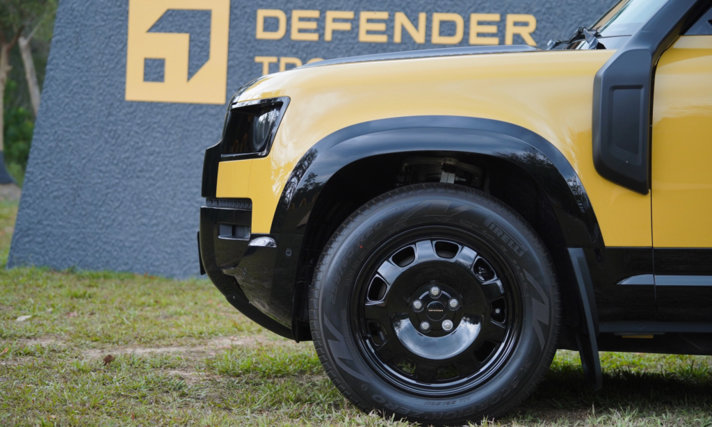 Land Rover Defender Trophy sắp về Việt Nam: SUV off-road hạng sang giá 7,489 tỷ đồng