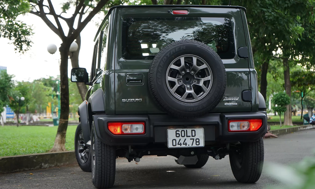 Suzuki Jimny giảm giá tới 180 triệu đồng: SUV off-road nhập Nhật xuống còn hơn 600 triệu đồng
