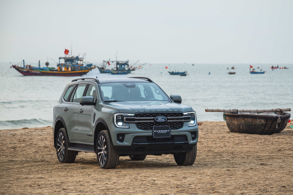Ford Everest 2026 ra mắt Việt Nam: Thêm bản Platinum+ 300 mã lực, giá từ 1,129 tỷ đồng