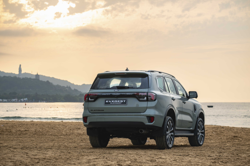 Ford Everest 2026 ra mắt Việt Nam: Thêm bản Platinum+ 300 mã lực, giá từ 1,129 tỷ đồng