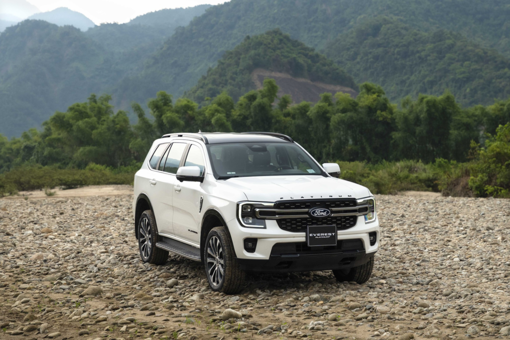 Ford Everest 2026 ra mắt Việt Nam: Thêm bản Platinum+ 300 mã lực, giá từ 1,129 tỷ đồng