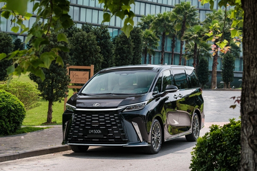 Lexus đồng loạt giảm giá xe hybrid tại Việt Nam, mức giảm cao nhất 360 triệu đồng