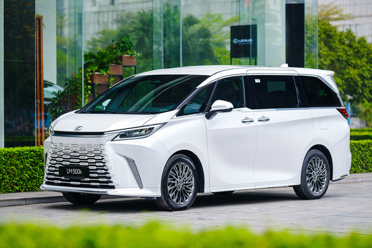 Lexus đồng loạt giảm giá xe hybrid tại Việt Nam, mức giảm cao nhất 360 triệu đồng