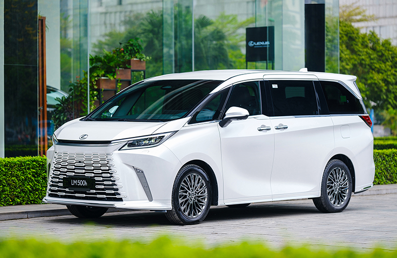 Lexus đồng loạt giảm giá xe hybrid tại Việt Nam, mức giảm cao nhất 360 triệu đồng